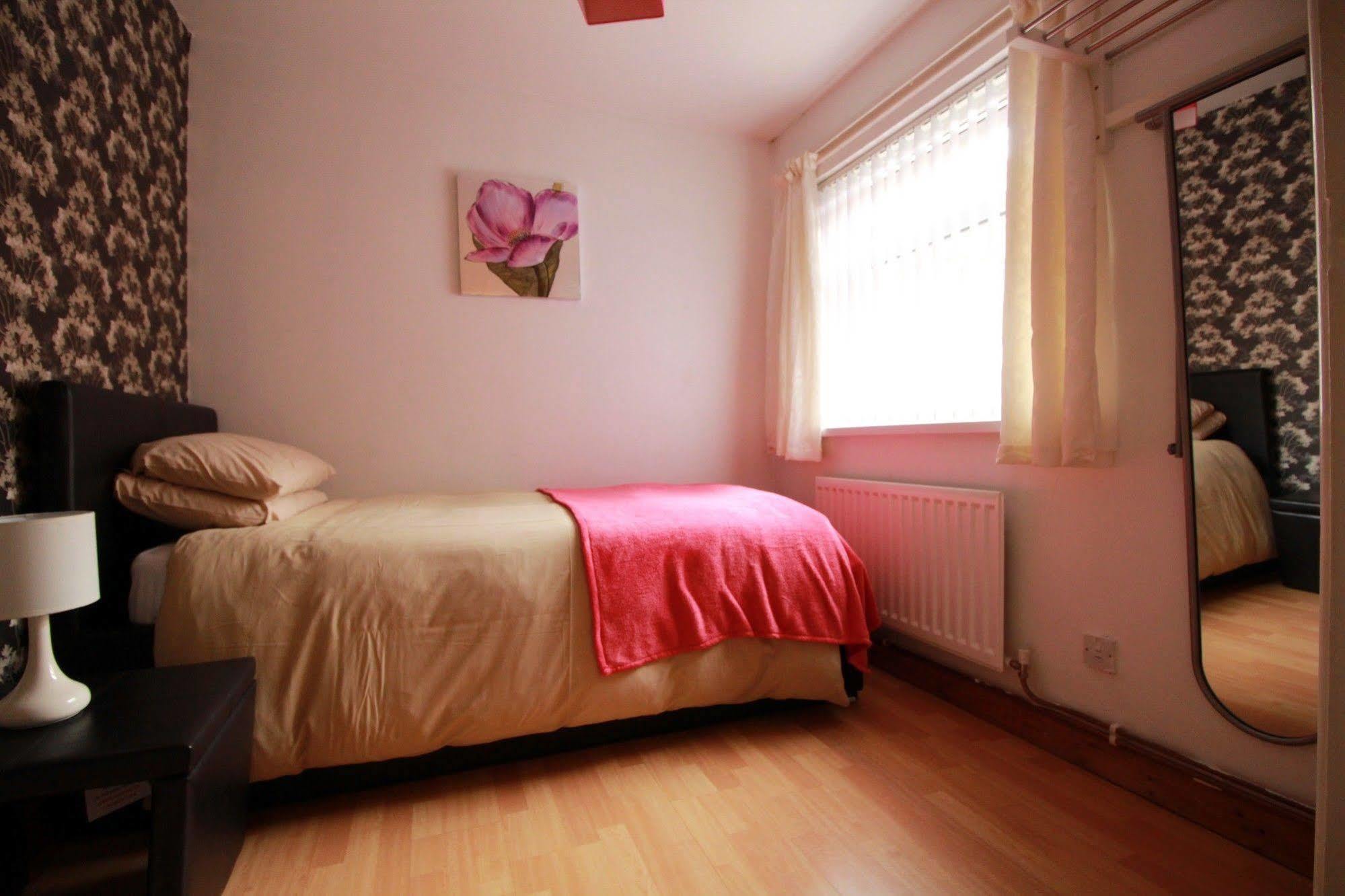Perfect Central City Location - Parking - 3 Beds - 2 Bedrooms Belfast Eksteriør bilde